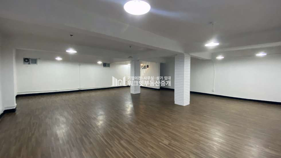 서울 강남구 논현동 도산공원 사거리 인근 이면에 위치한 지층 임대 월세 매물번호 10761 사진 1
