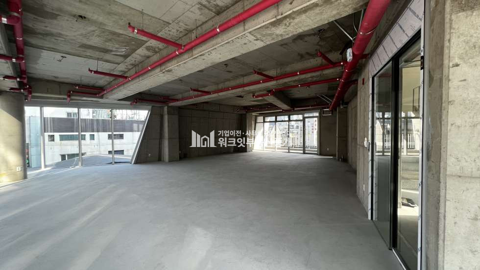 서울 강남구 논현동 논현역 도보 3분 거리내 위치한 신축 첫입주 사무실 월세 매물번호 14972 사진 2