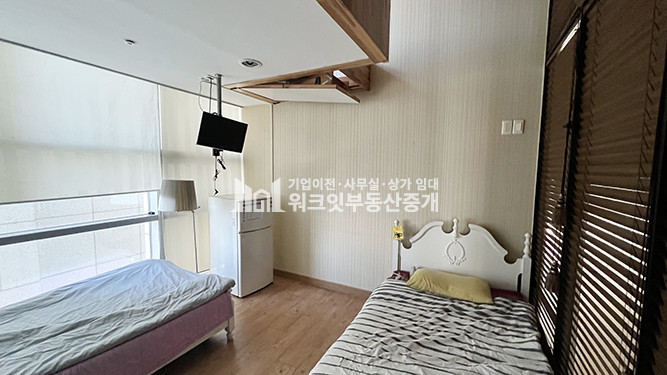 서울 강남구 논현동 신사역 출구 바로 앞 대로변 인테리어 잘되어 있는 공간 임대 월세 매물번호 15257 사진 1