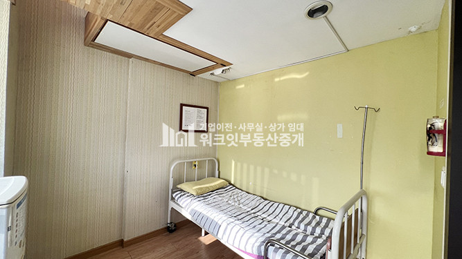 서울 강남구 논현동 신사역 출구 바로 앞 대로변 인테리어 잘되어 있는 공간 임대 월세 매물번호 15257 사진 2