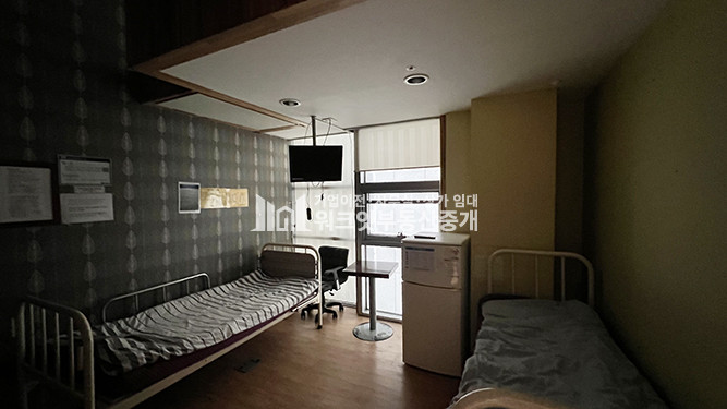 서울 강남구 논현동 신사역 출구 바로 앞 대로변 인테리어 잘되어 있는 공간 임대 월세 매물번호 15257 사진 5