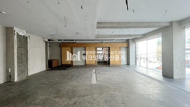 서울 강남구 논현동 MJ 을지병원사거리 인근 대로변에 위치한 50평대 앞 유리 탁 트인 공간 임대 월세 매물번호 15267 사진 3