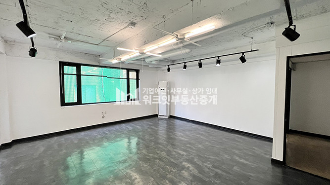 서울 강남구 신사동 MJ신구초등학교 인근에 위치한 3층 소형 사무실 상가 월세 매물번호 15356 사진 1