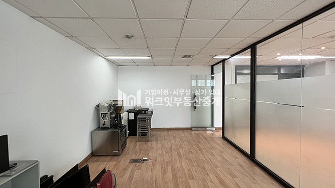 서울 강남구 신사동 압구정역 도보 2분 거리 대로변에 위치한 소형 사무실 월세 매물번호 15394 사진 1