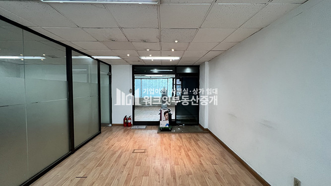 서울 강남구 신사동 압구정역 도보 2분 거리 대로변에 위치한 소형 사무실 월세 매물번호 15394 사진 2