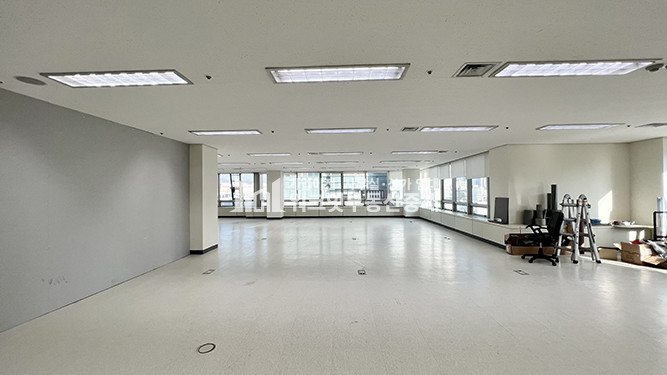 서울 강남구 신사동 MJ 압구정역 도보 2분거리내 위치한 대로변 1층 상가 월세 매물번호 15398 사진 2