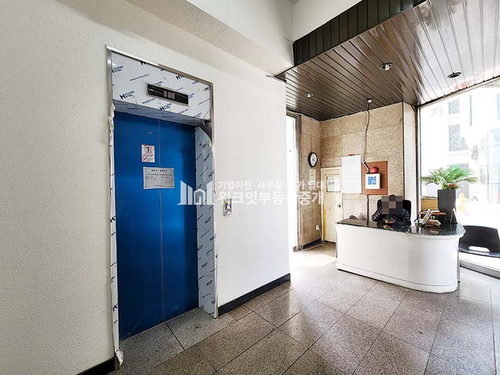 서울 강남구 신사동 신사 현대아파트 대로변 코너 2층 자리나왔습니다~ 월세 매물번호 15559 사진 8