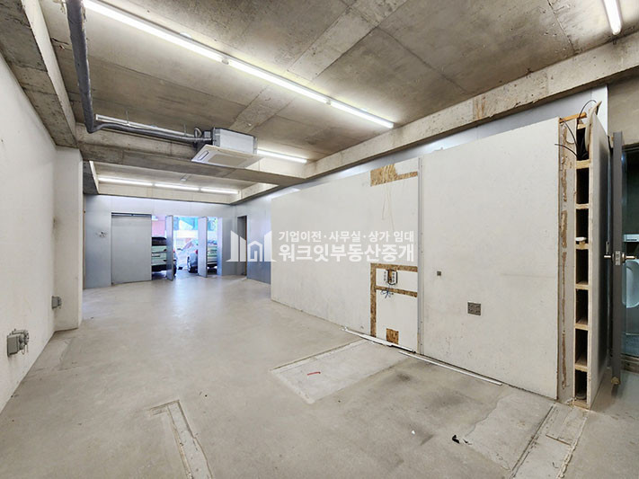 서울 마포구 서교동 합정역 1층무권리 상가 사무실 내부복층구조 월세 매물번호 16001 사진 2