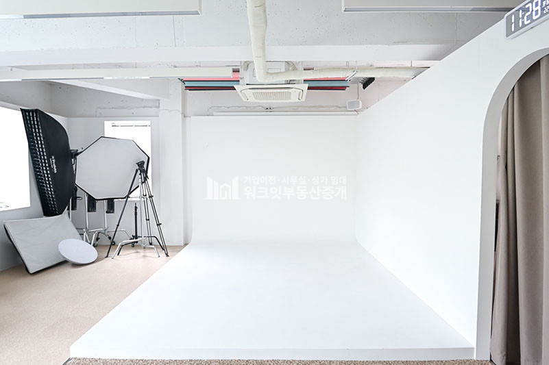 서울 서초구 서초동 교대입구교차로 대로변 채광좋은 스튜디오 사무실 임대 월세 매물번호 13139 사진 4