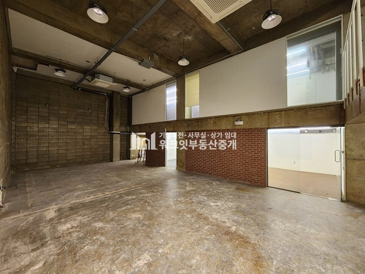 서울 강남구 논현동 도산대로 90평 복층형 대형스튜디오 층고5M이상/홀+룸4개/무료주차3대 월세 매물번호 10412 사진 2