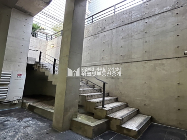 서울 강남구 논현동 도산대로 90평 복층형 대형스튜디오 층고5M이상/홀+룸4개/무료주차3대 월세 매물번호 10412 사진 7